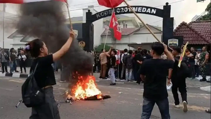 Topics Covered: Demo di Kota Sukabumi Ricuh, Mahasiswa di Medan Bakar Ban di Depan Kantor Kodim