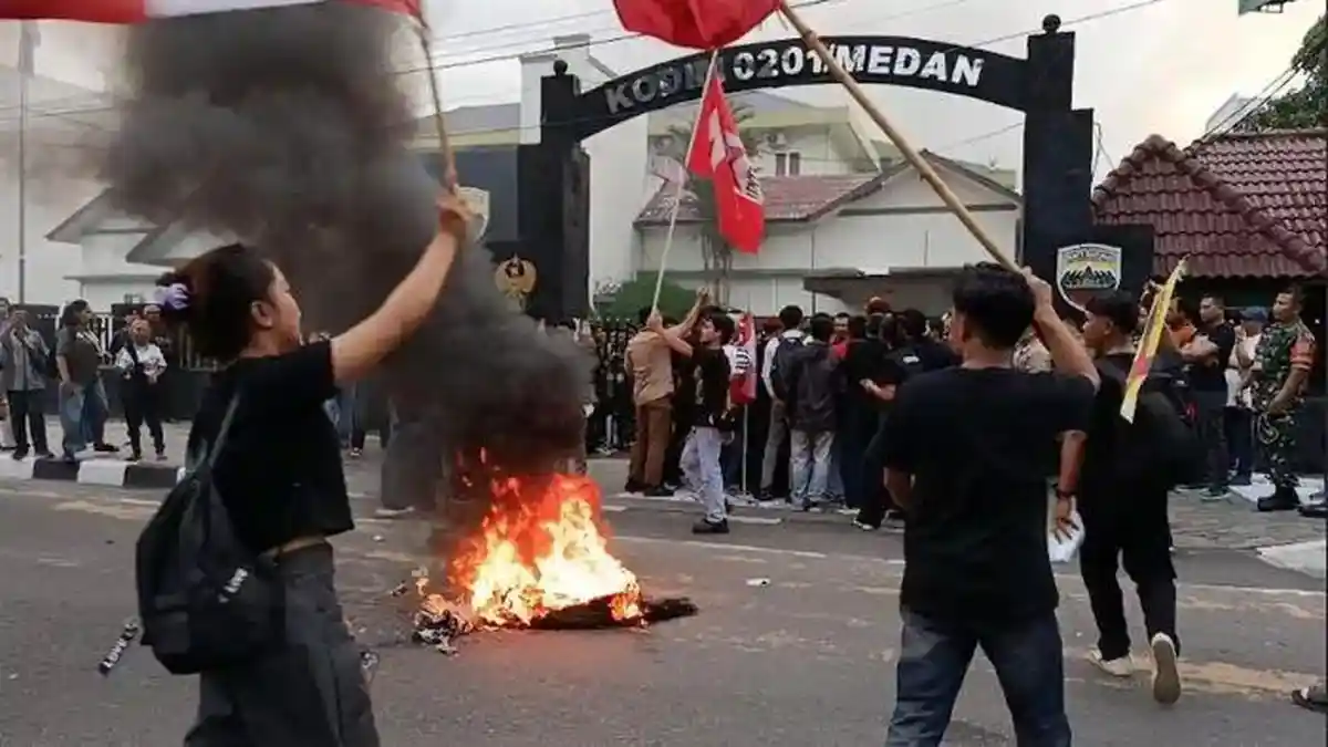 Puluhan-mahasiswa-dari-organisasi-berunjuk-rasa-bakar-ban