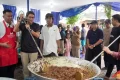 Historic Moment: Sandiaga Uno Turun ke Dapur, Masak Daging Kurban Jadi Rendang di Kampung Cahaya