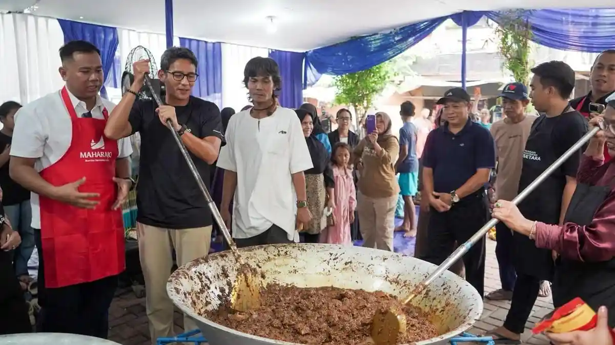 Sandiaga-Uno-memasak-rendang-daging-kurban-di-Kampung-Cahaya-Menteng-Atas