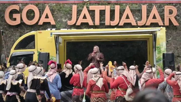 New Policy: Bikin Semua Beken, SnackVideo Bawa Panggung Hiburan Keliling Indonesia Lewat V-Star Truck