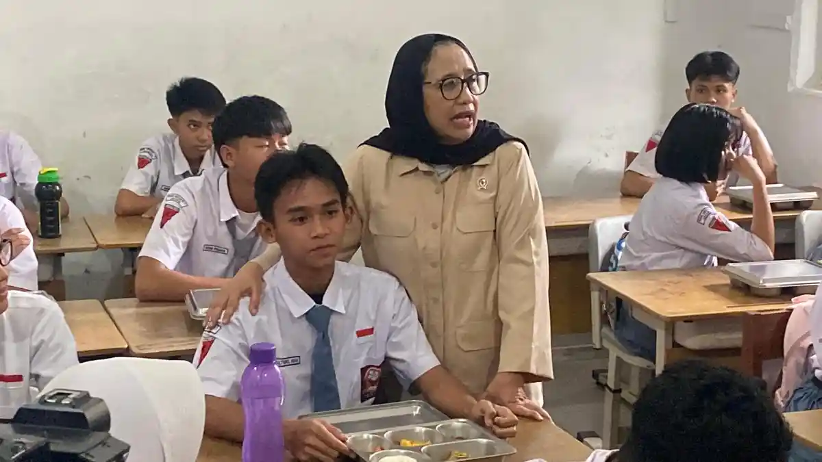 TINJAU-MBG-Wakil-Kepala-Badan-Gizi-Nasional-BGN-Nanik-S-Deyang-6