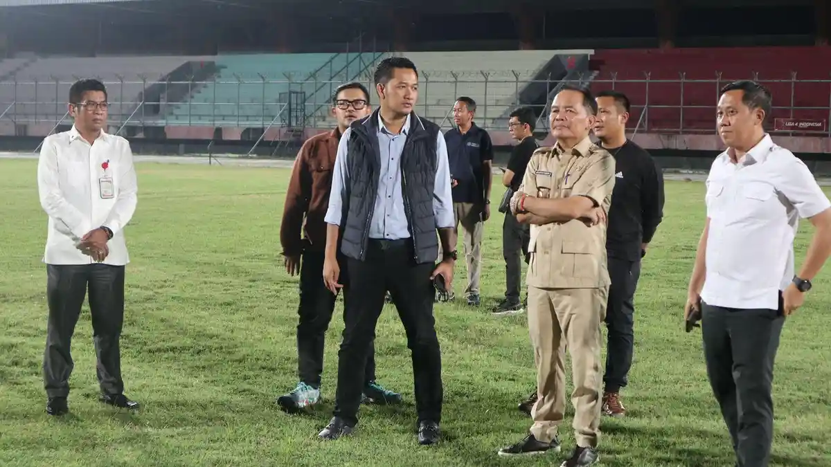 TINJAU-STADION-Presiden-klub-Adhyaksa-FC-Eko-Setyawan
