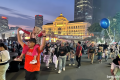 Visit Agenda: Padatnya HUT Jakarta di Bundaran HI: Anak Terpisah dari Ortu, Istri Terpisah dari Suami