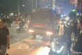 Polisi Bubarkan Kendaraan-kendaraan di Tepi Ruas Jalan MH Thamrin Menuju Sudirman Jakarta