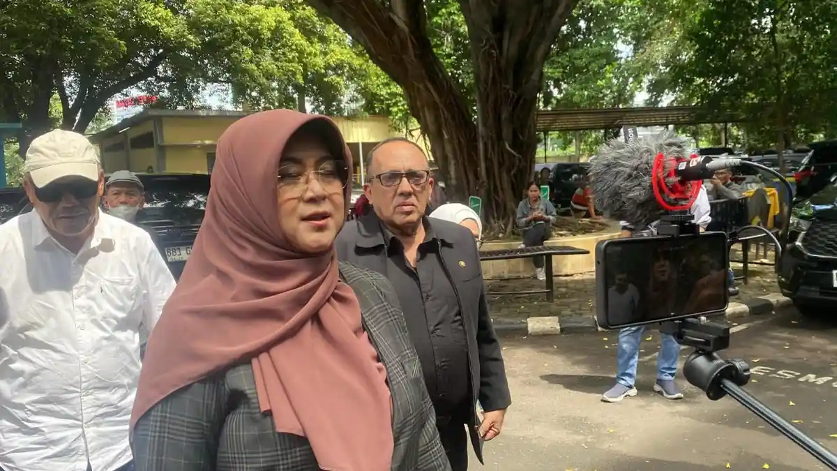 edia-sosial-Tifauzia-Tyassuma-atau-Dokter-Tifa-memenuhi-pang