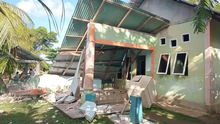 Penampakan Kerusakan Rumah Warga akibat Gempa Magnitudo 7,7 di Sulut