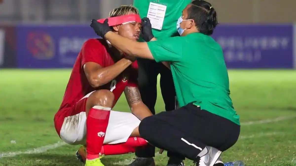 kushedya-hari-yudo-saat-mengalami-cedera-kepala-bersama-timnas-garuda