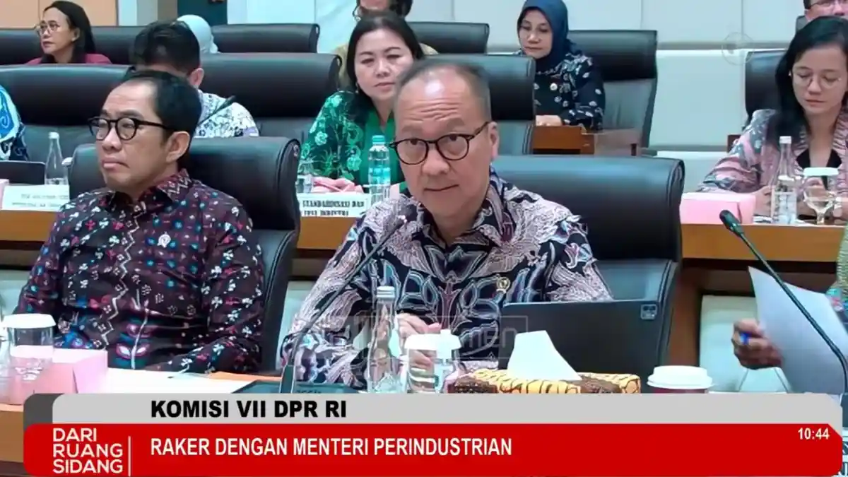 menperin-agus-gumiwang-di-komisi-VII-DPR-8-Juni