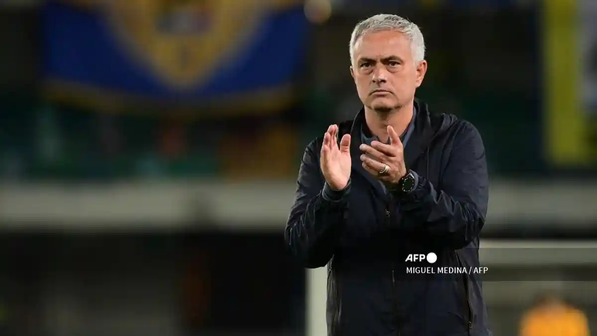 pelatih-kepala-roma-asal-portugal-jose-mourinho-memberi-hormat-kepada-publik