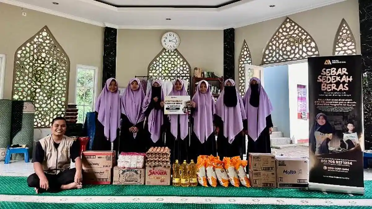 penyaluran-bantuan-beras-dan-sembako-324r5dgs
