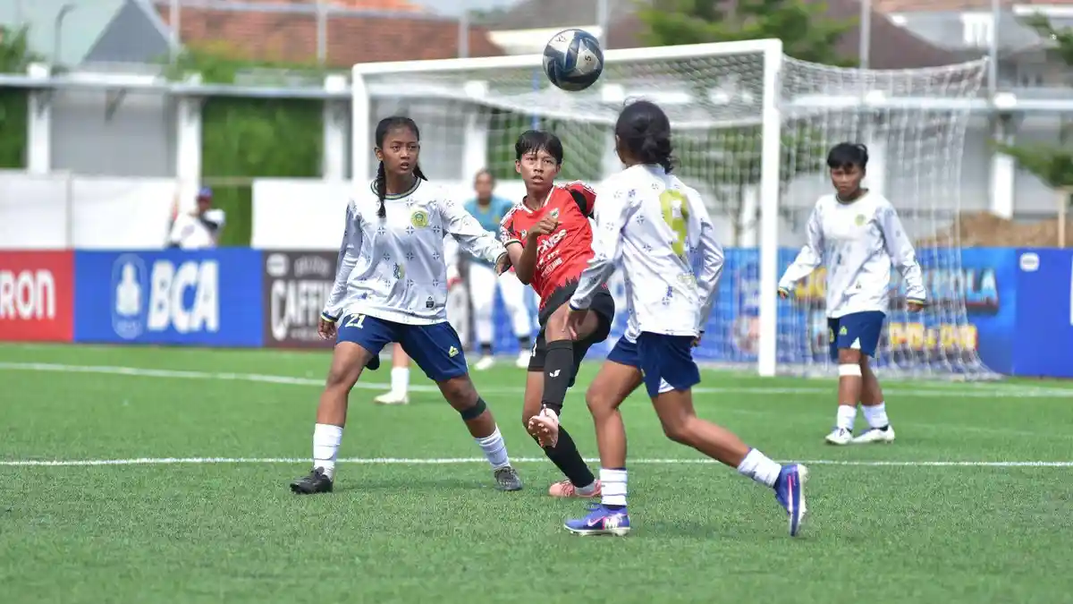 perebutan-bola-di-turnamen-Soccer-League