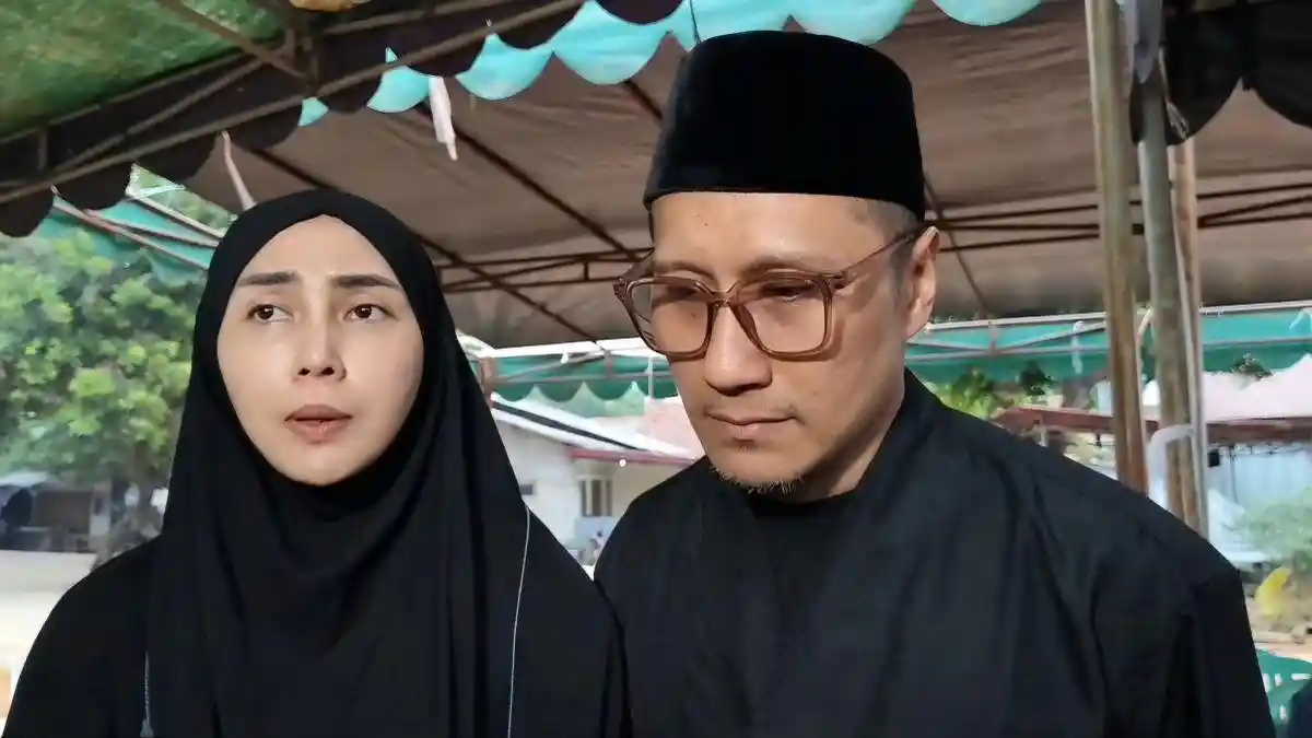 Arie-Untung-bersama-istrinya-di-TPU-Kampung-Kandang-201