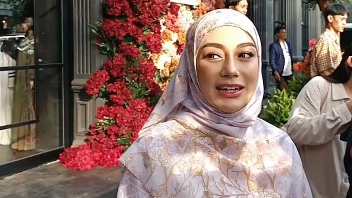 CELINE-EVANGELISTA-HIJRAH1