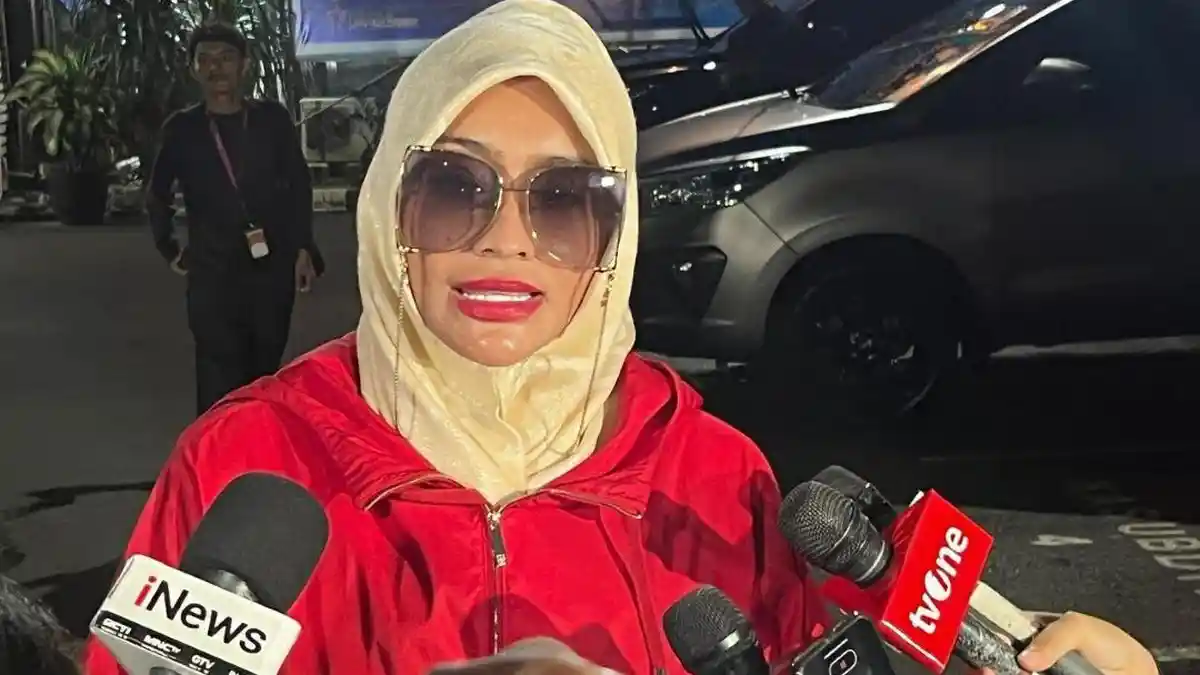 Doktif-dr-Samira-Farahnaz-datangi-Ditreskrimsus-Polda-Metro-Jaya-saat-Richard-Lee-diperiksa