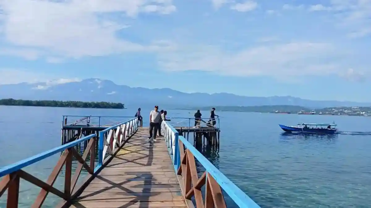 Halte-Ketapang-di-Pasir-Putih-Kabupaten-Manokwari-Papua-Barat