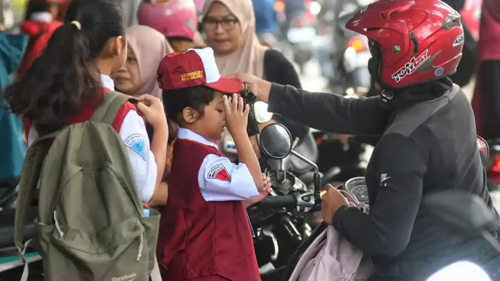 Anak Menangis di Hari Pertama Sekolah? Begini Sebaiknya Orang Tua Merespons Menurut Psikolog