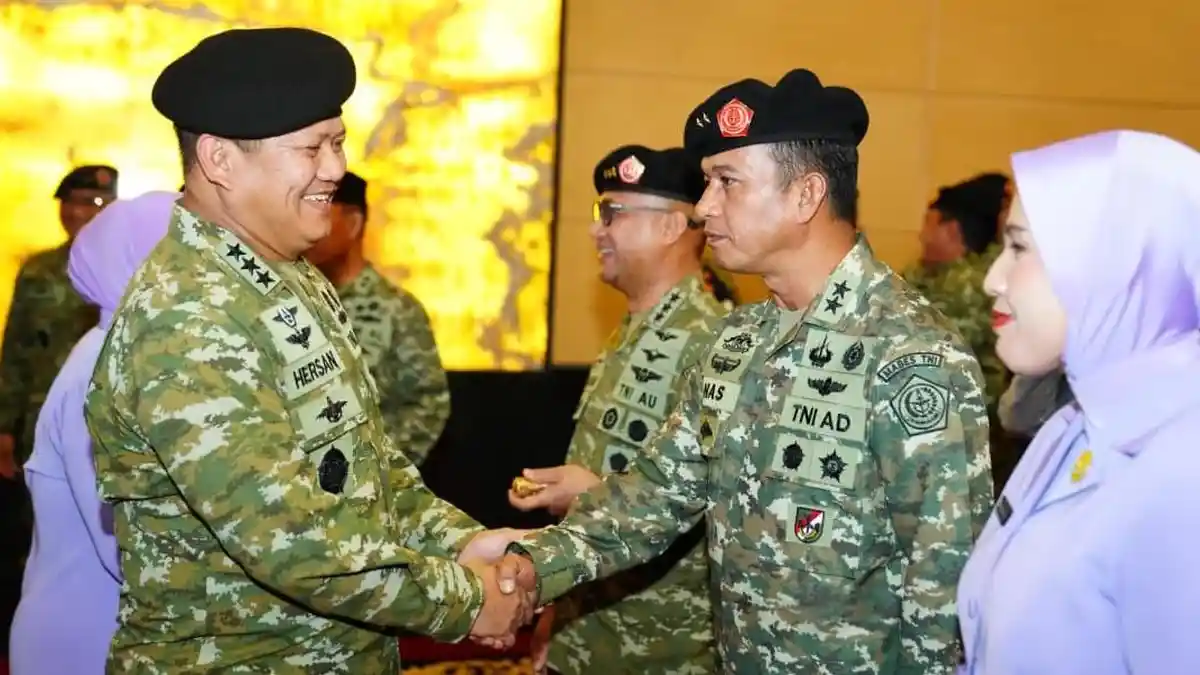 Inspektur-Jenderal-TNI-Laksdya-TNI-Hersan-menyalami-Kapuspen-TNI-Mayjen-Muhammad-Nas
