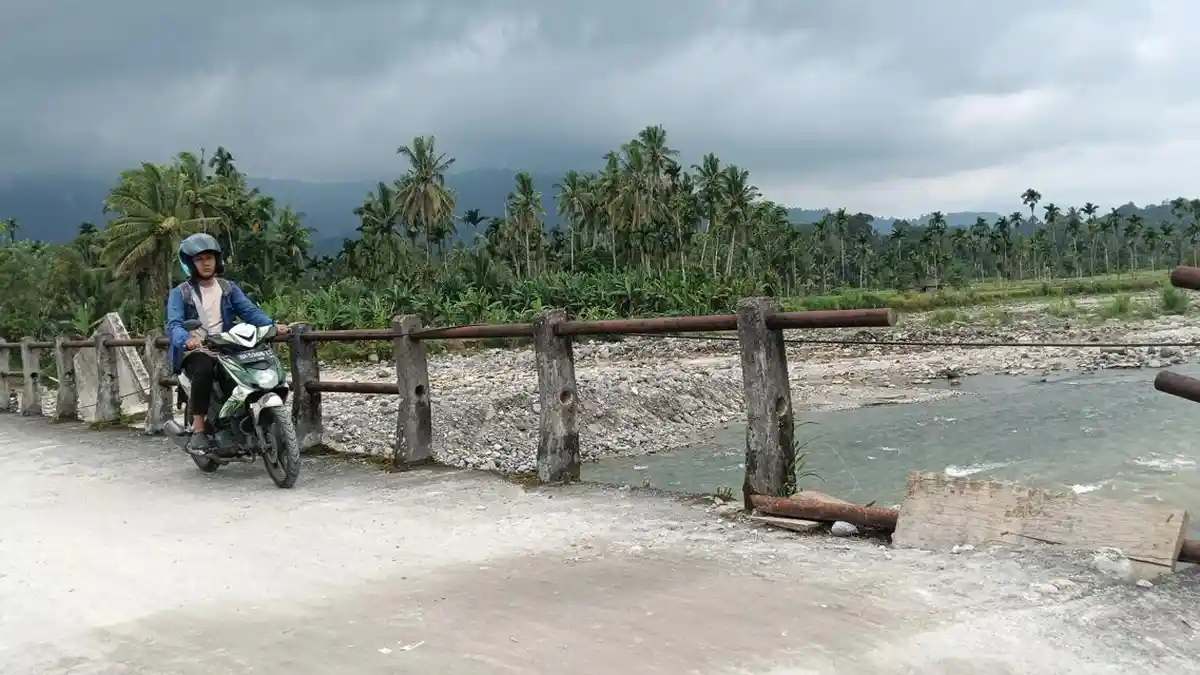 Jembatan-darurat-di-atas-Sungai-Batang-Anai-kembali-dibuka-untuk-umum