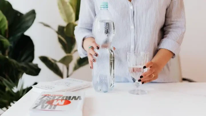 10 Minuman Selain Air Putih yang Efektif Menjaga Tubuh Tetap Terhidrasi