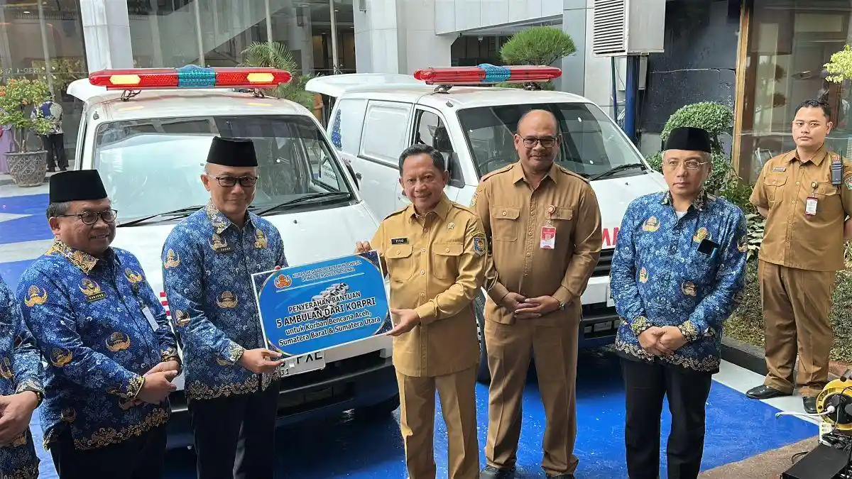 Menteri-Dalam-Negeri-Mendagri-Muhammad-Tito-Karnavian-terima-ambulans