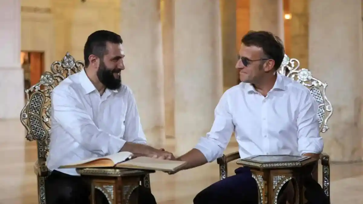 Presiden-Prancis-Emmanuel-Macron-berjabat-tangan-dengan-Presiden-Suriah-Ahmed-al-Sharaa
