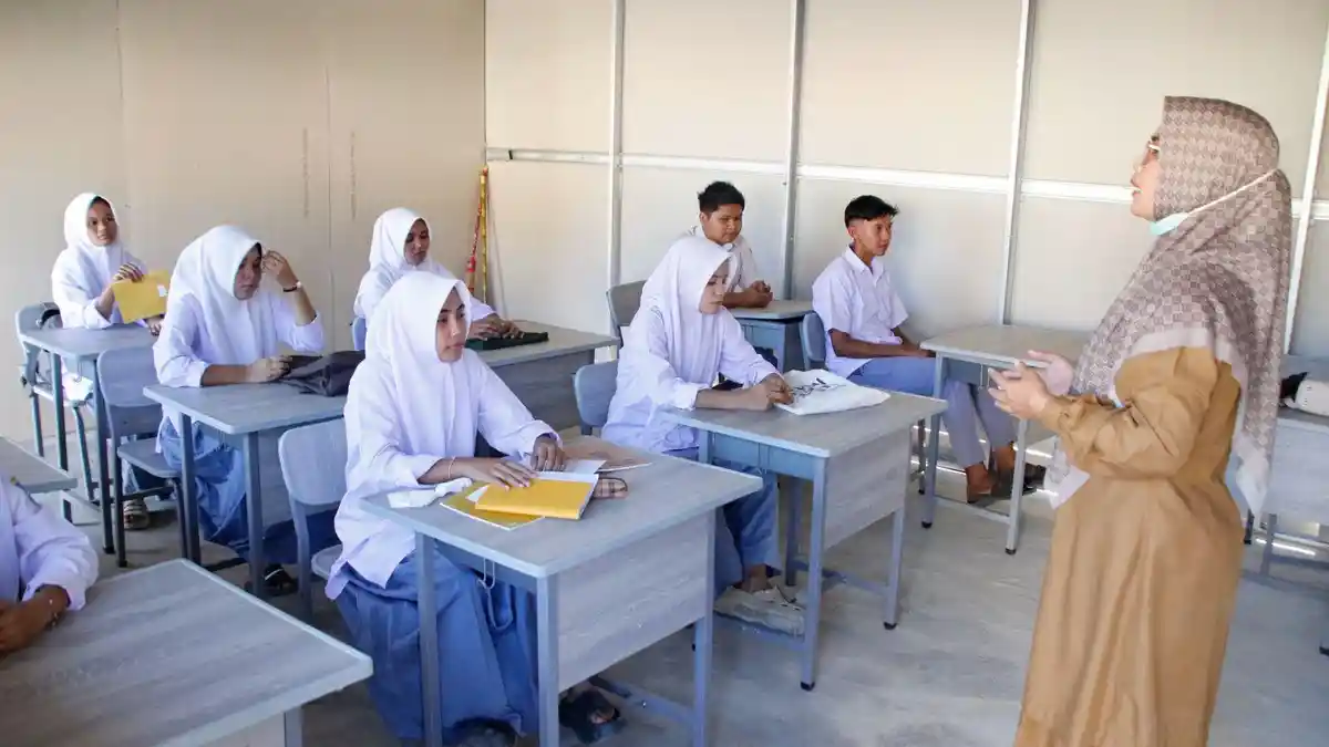 Siswa-SMA-Negeri-2-Meureudu-Pidie-Jaya-tetap-semangat-belajar-di-kelas-darurat