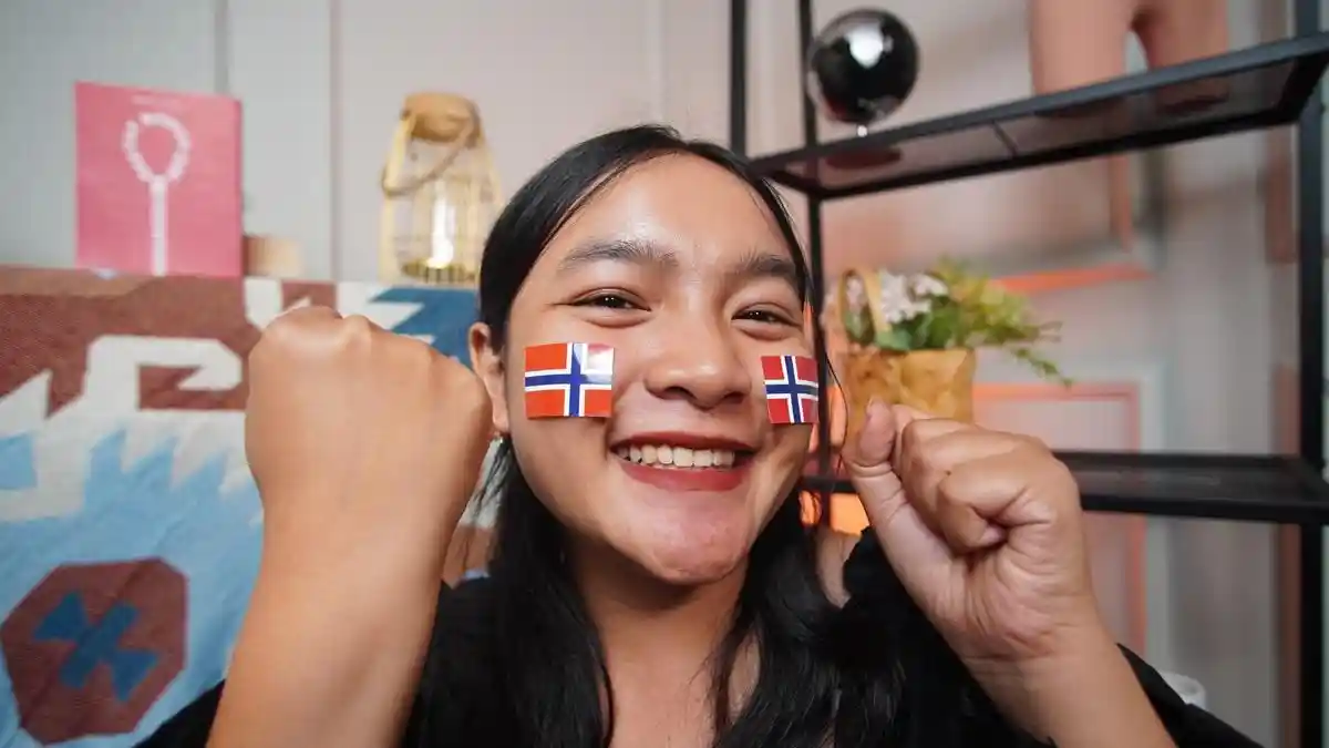 Wanita-asal-Blora-mengenakan-stiker-Norwegia-di-wajah-bentuk-dukungan-di-Piala-Dunia-2026