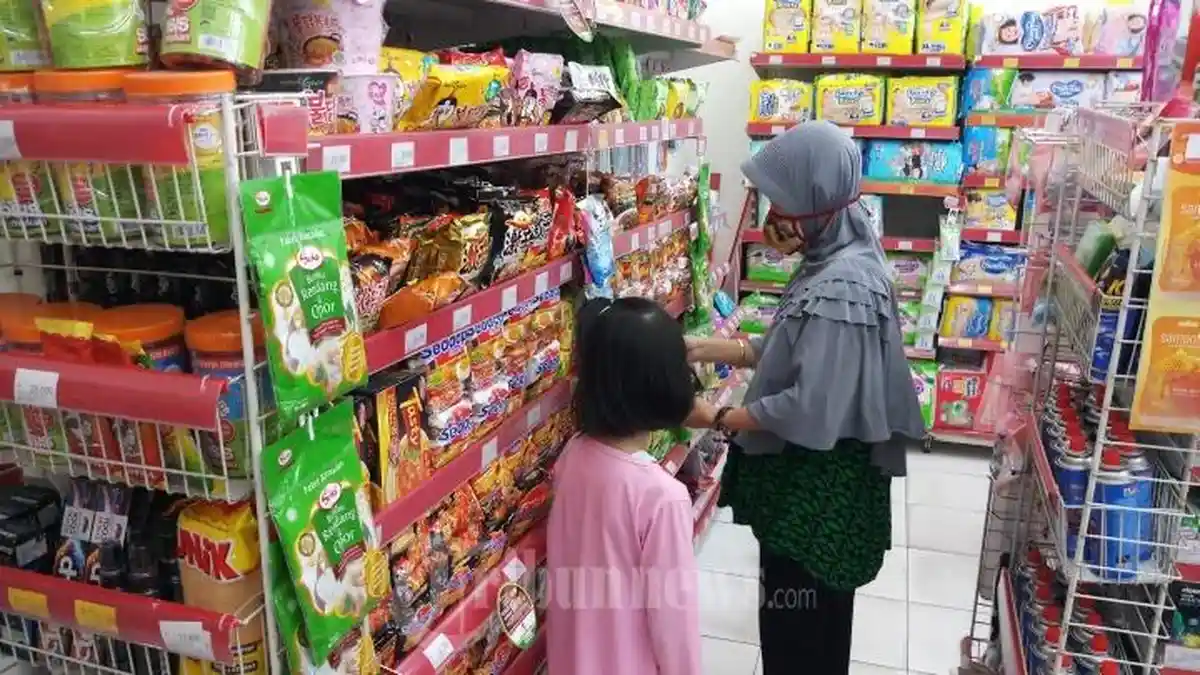 Warga-sedang-berbelanja-kebutuhan-sehari-hari