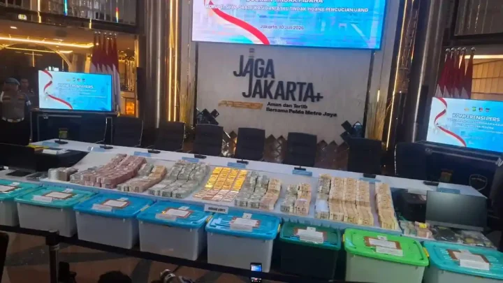 Latest Program: Polri Pamerkan Tumpukan Uang hingga Emas Batangan dari Hasil Penggeledahan Tiga Kasus Korupsi Besar