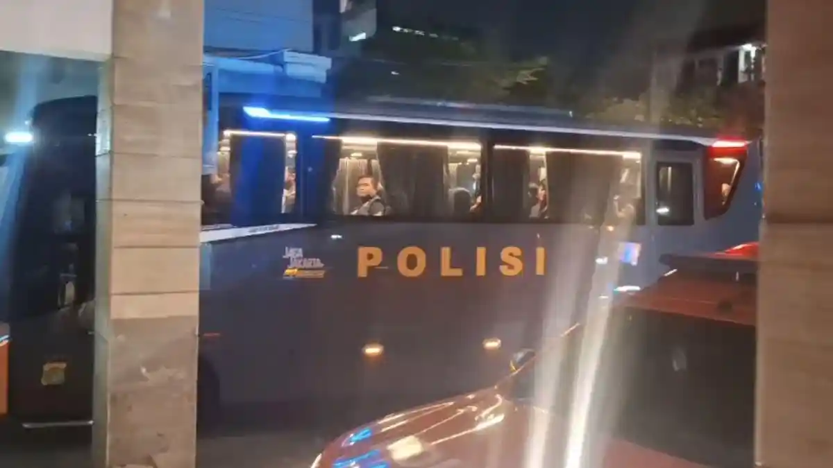 bus-Polri-dikerahkan-untuk-melakukan-penggeledahan-di-Cipete-Jakarta-Selatan