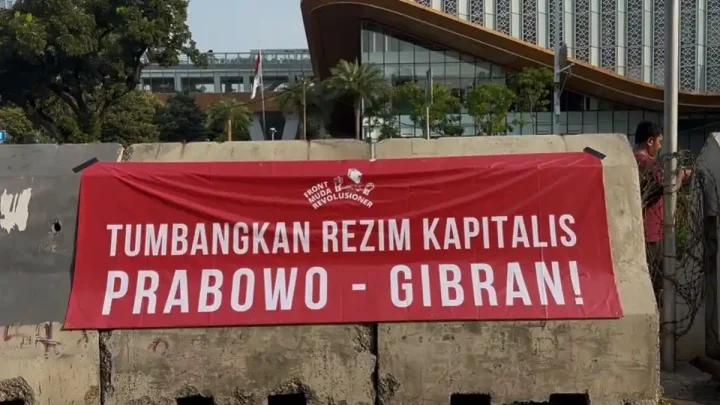 Important News: Demo di Jalan Medan Merdeka Selatan, Mahasiswa Bentangkan Spanduk ‘Tumbangkan Rezim Kapitalis’