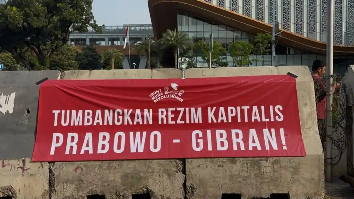 demonstrasi-mahasiswa-Jalan-Medan-Merdeka-Selatan-spanduk-Tumbangkan-Rezim-Kapitalis