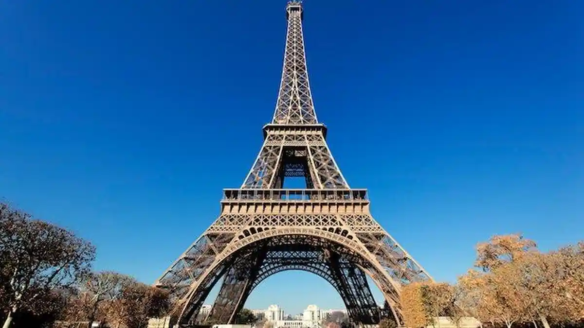 menara-eiffel-di-paris-prancis