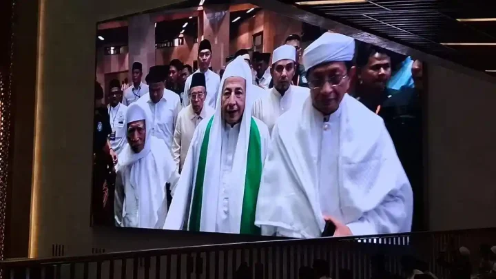 Jemaah Doa Bersama HUT RI di Masjid Istiqlal Membludak, Menag Gandeng Tangan Habib Luthfi Saat Tiba