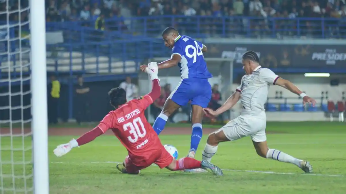 Aksi-penyerang-Persib-Bandung-Uilliam-Barros-saat-cetak-gol-melawan-Arema-FC