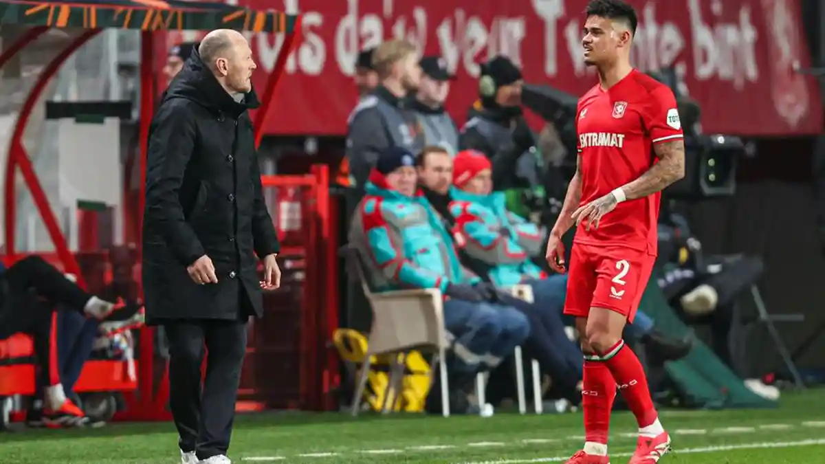 Bek-Timnas-Indonesia-Mees-Hilgers-diberi-instruksi-oleh-pelatih-FC-Twente-Joseph-Oosting