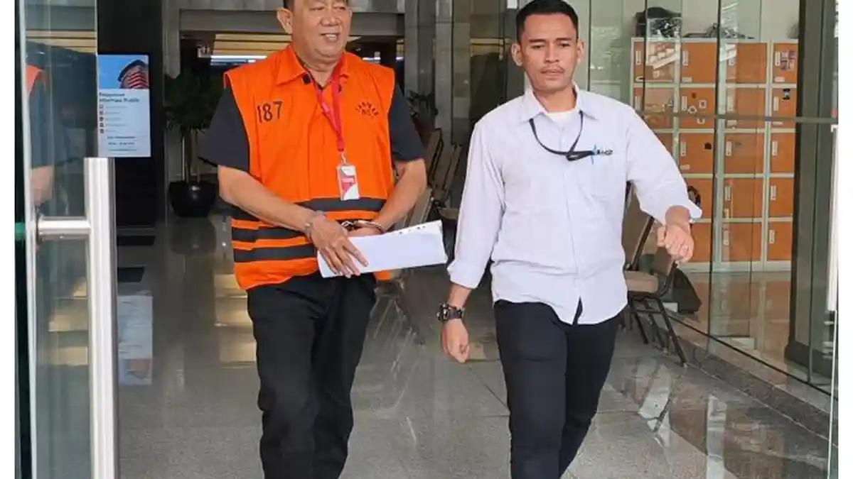 Bupati-Langkat-Syah-Afandin-melangkah-keluar-dari-Gedung-Merah-Putih-KPK