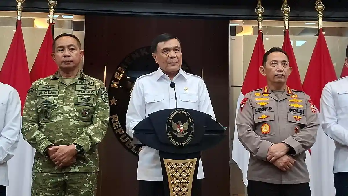 Djamari-Chaniago-saat-konferensi-pers-321