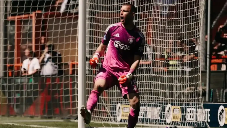 Eskpresi-Maarten-Paes-setelah-menepis-penendang-penalti-FC-Utrecht