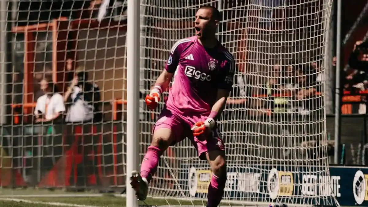 Eskpresi-Maarten-Paes-setelah-menepis-penendang-penalti-FC-Utrecht