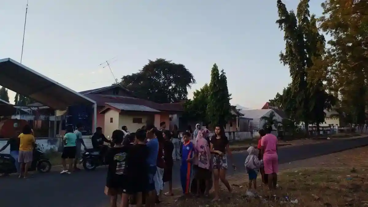 Gempa-Susulan-Masih-Terasa-pada-Sabtu-1582026-warga-Maumere-di-luar-rumah