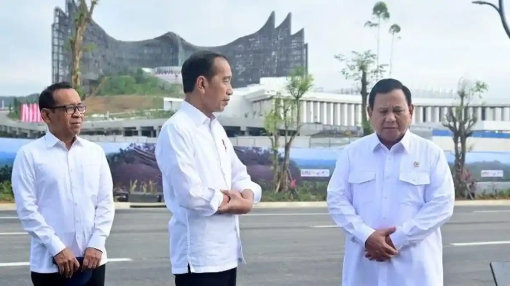 Joko-Widodo-Jokowi-didampingi-Menteri-Pertahanan-Prabowo-Subianto-meninjau-IKN