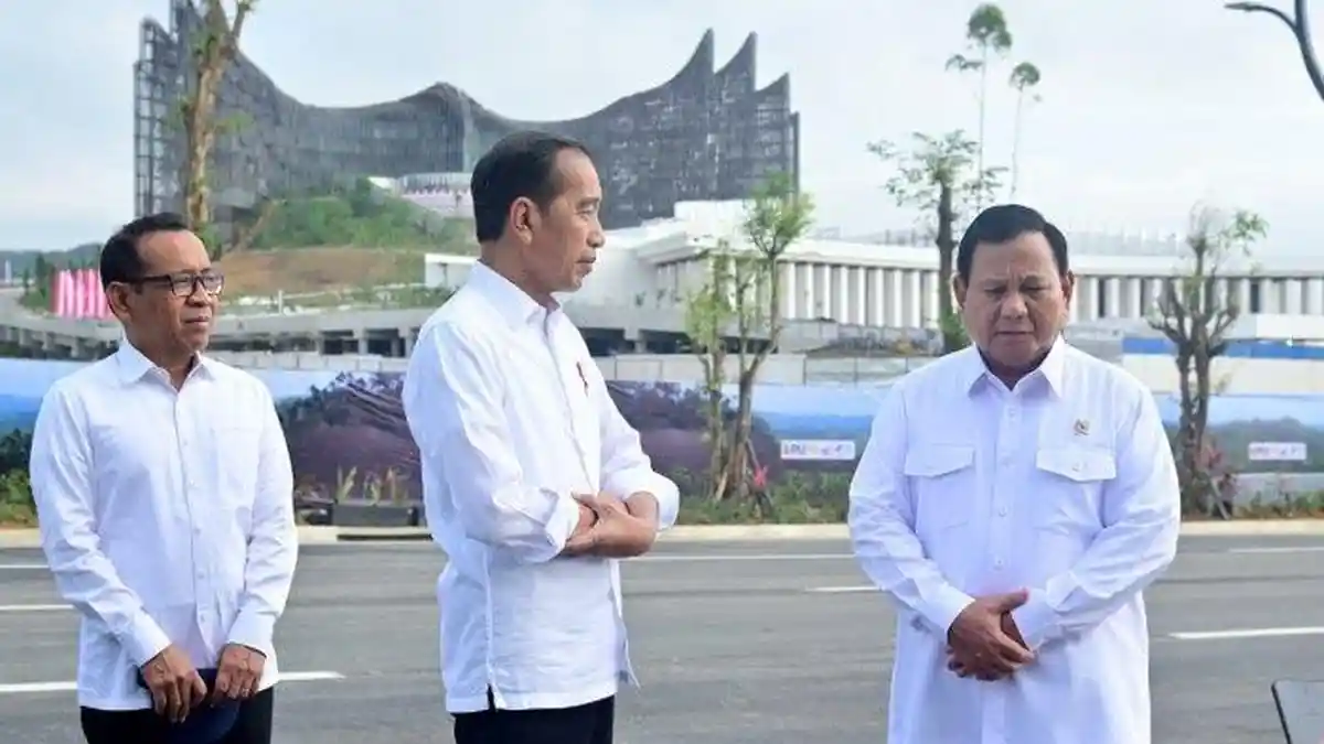 Joko-Widodo-Jokowi-didampingi-Menteri-Pertahanan-Prabowo-Subianto-meninjau-IKN