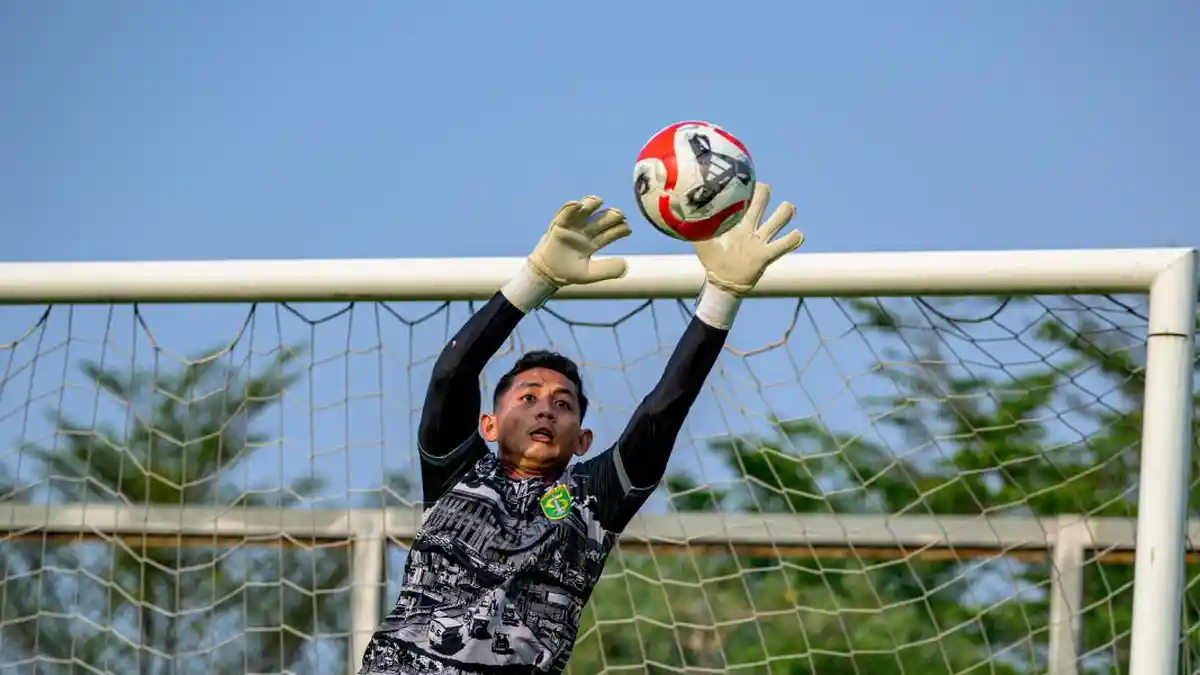 Kiper-Persebaya-Reza-Arya-Pratama-tampil-heroik-di-adu-penalti-melawan-Persib