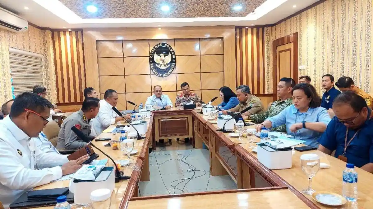 Komisioner-Komnas-HAM-Saurlin-P-Siagian-di-kemenko-polkam