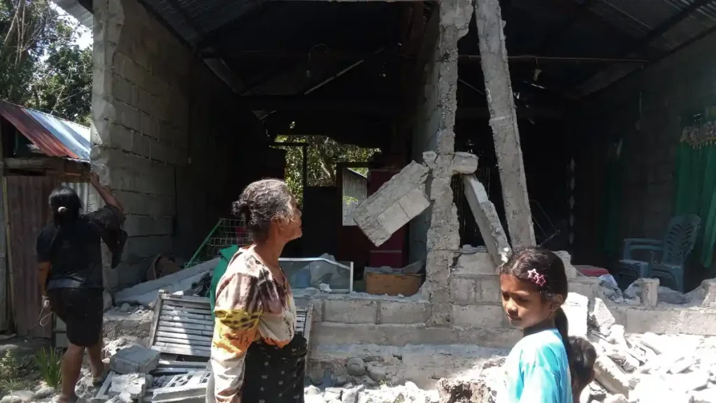 Kondisi-Rumah-yang-Rusak-Akibat-Gempa-NTT_20260817_215937