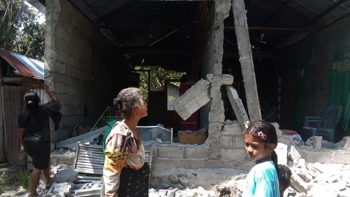 Kondisi-Rumah-yang-Rusak-Akibat-Gempa-NTT_20260817_215937