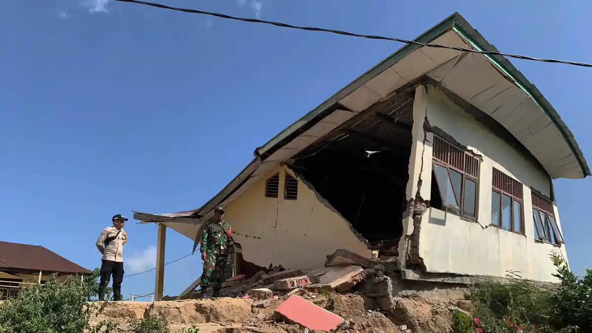 Kondisi-Rumah-yang-Rusak-Akibat-Gempa-NTT_20260818_145819