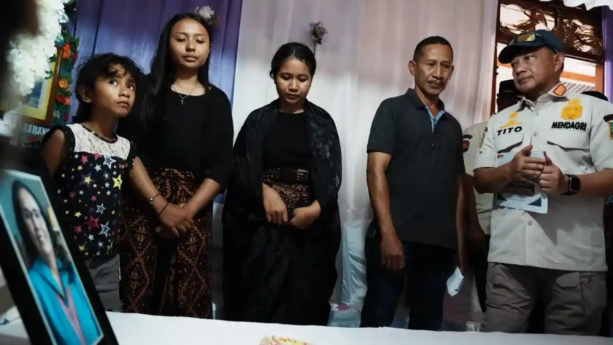 Mendagri-Salurkan-Tali-Asih-kepada-Ahli-Waris-korban-gempa-ntt-2